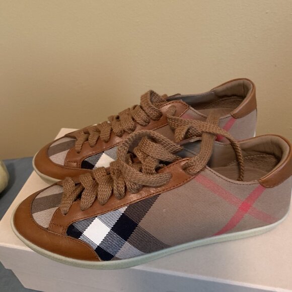 Burberry shoes - Picture 10 of 10